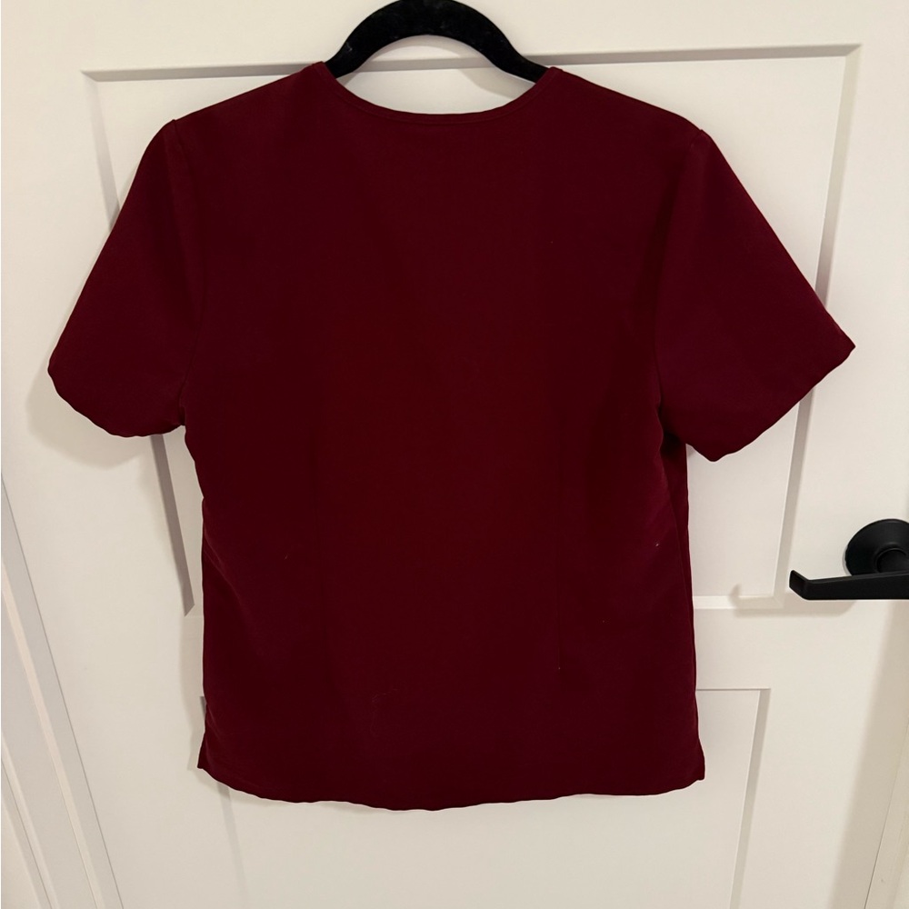FIGS Technical Collection Scrub Top Burgundy Short Sleeve Size Small - Picture 4 of 4